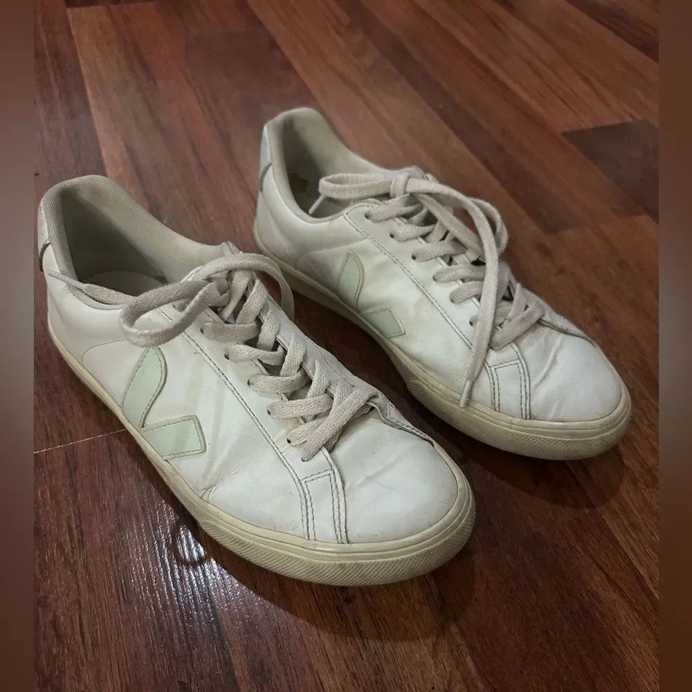 VEJA SHOES SIZE 8 - Picture 2 of 9